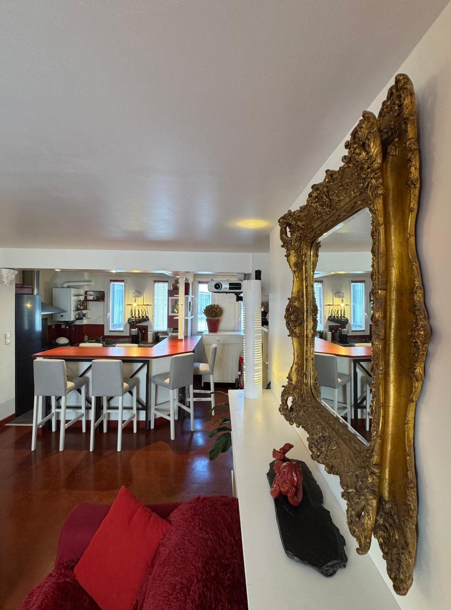 Red Flat Apartment *